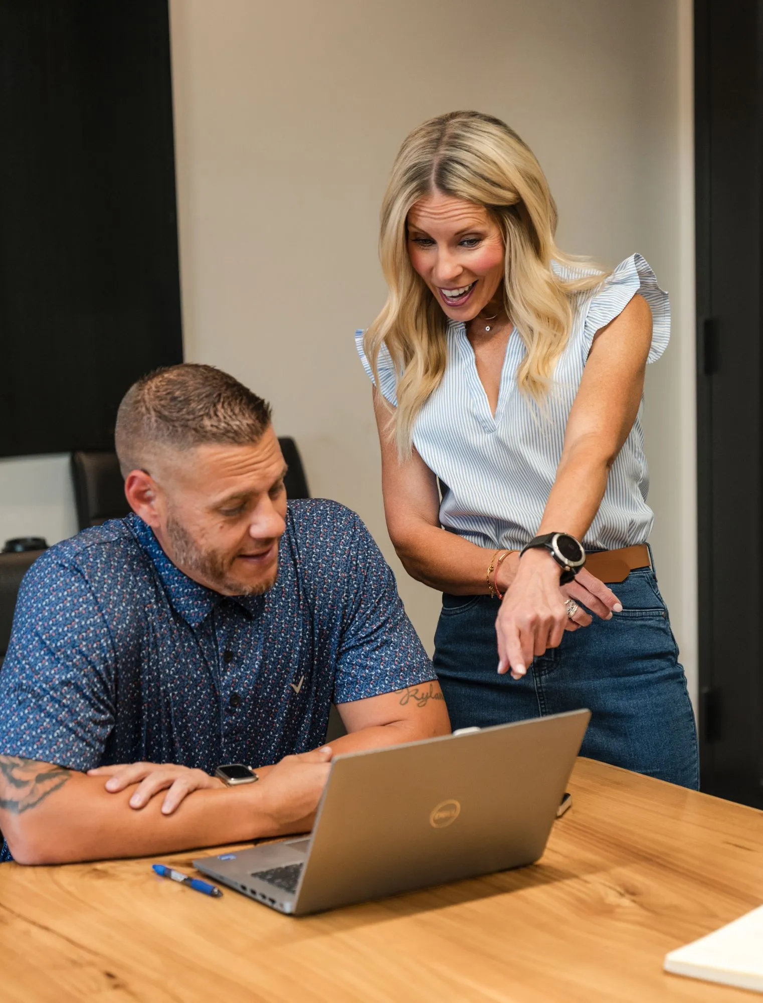 Jen Orvis pointing at a client's laptop screen